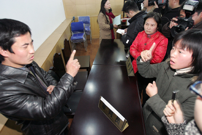 聾啞人打官司咋開庭? 高新區(qū)法院花錢請倆&ldquo;手語翻譯&rdquo;